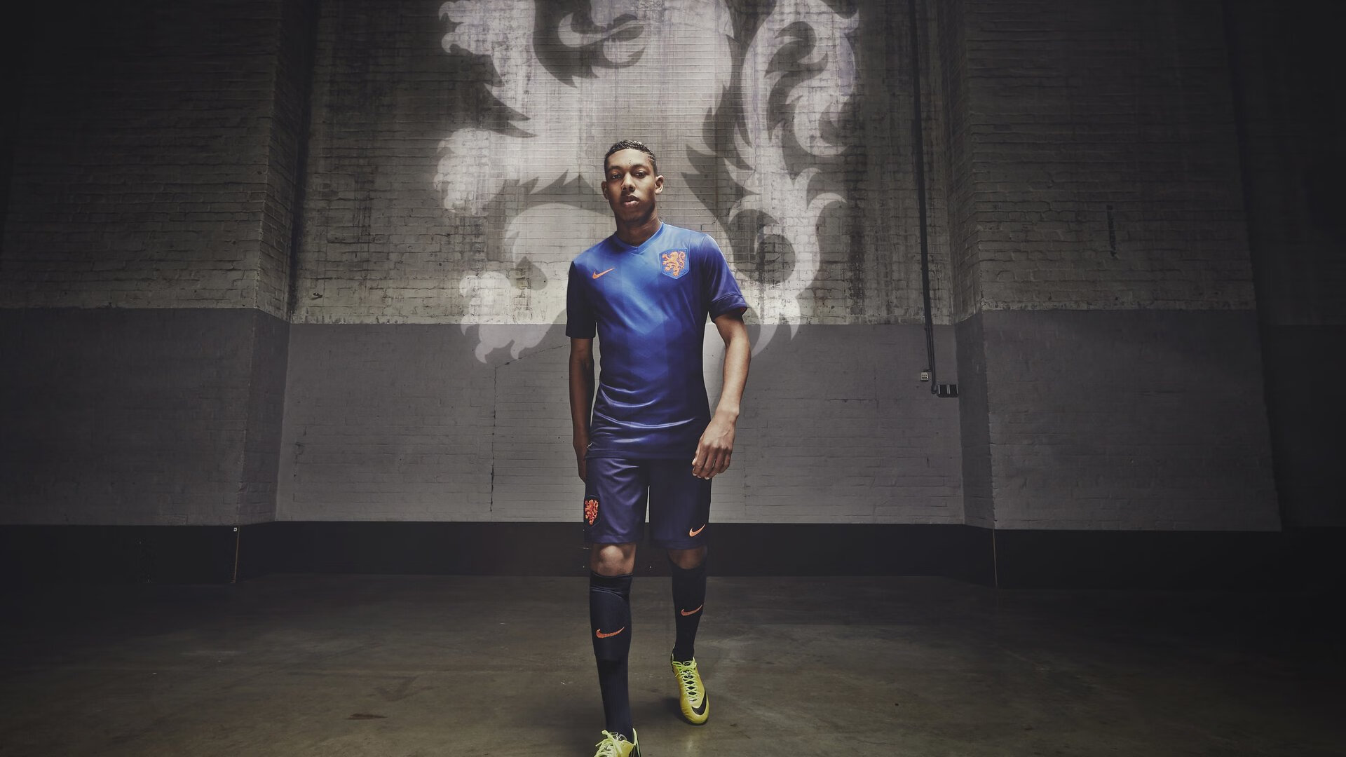 爱游戏体育平台-荷兰队在国际友谊赛中展现强大实力，士气高昂